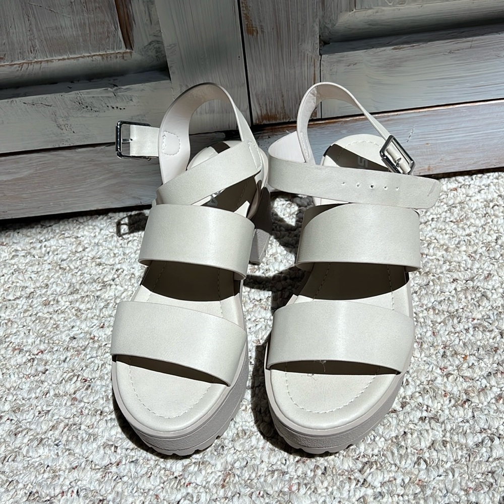 Soda sandals sz 7.5